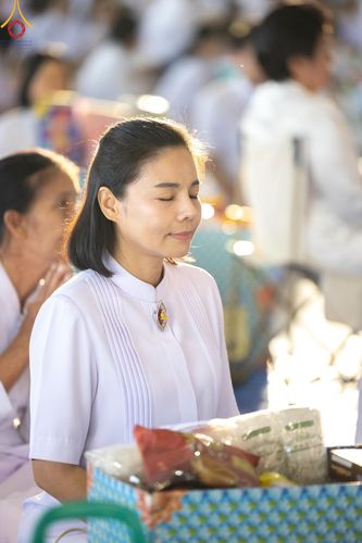 ภาพ No.167466:พิธีตักบาตรและพิธีบูชาข้าวพระ ในวันอาทิตย์ที่ 3 พฤศจิกายน พ.ศ. 2567 ณ วัดพระธรรมกาย