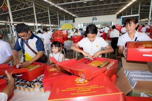 ภาพ No.212231:วันพุธที่ 19 มีนาคม พ.ศ. 2568 การบรรจุไทยธรรมลงกล่องสำเร็จ 43,500 กล่อง เพื่อถวายแด่พระสังฆาธิการ 40,000 กว่าวัดทั่วไทย ในวันคุ้มครองโลก 22 เมษายน พ.ศ. 2568 ณ บ้านแก้วเรือนทองคุณยายฯ วัดพระธรรมกาย