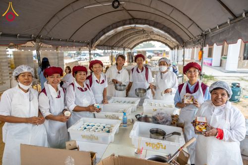 ภาพ No.129224:พิธีถวายภัตตาหารเป็นสังฆทาน แด่คณะพระธรรมยาตราฯ ในโครงการธรรมยาตราอัญเชิญพระบรมสารีริกธาตุ  ประดิษฐาน ณ มหารัตนเจดีย์สิริปทุมสวรรค์ อ.บางกล่ำ จ.สงขลา วันที่ 11 มีนาคม พ.ศ. 2567