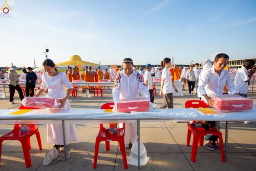 ภาพ No.225030:วันที่ 20 - 27 เมษายน พ.ศ. 2568 "ภาพแห่งความปลื้มที่ไม่มีวันจบ" คณะสงฆ์สามเณร เจ้าหน้าที่ และสาธุชน ร่วมแรงร่วมใจกันเตรียมงานและเก็บงาน เพื่อวันคุ้มครองโลก พิธีถวายมหาสังฆทานคณะสงฆ์ 40,000 กว่าวัดทั่วประเทศ