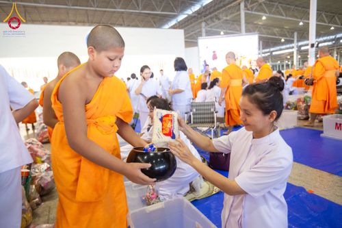 ภาพ No.209308:วันอาทิตย์ที่ 2 มีนาคม พ.ศ. 2568 พิธีตักบาตร ข้าวสารอาหารแห้ง ณ บ้านแก้วเรือนทองคุณยายฯ สภาธรรมกายสากล วัดพระธรรมกาย