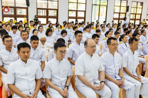 ภาพ No.179571:พิธีเจริญพระพุทธมนต์ พิธีทำบุญตักบาตรถวายพระราชกุศล และพิธีวางพานพุ่มดอกไม้ถวายราชสักการะ  แด่พระบาทสมเด็จพระบรมชนกาธิเบศร มหาภูมิพลอดุลยเดชมหาราช บรมนาถบพิตร เนื่องในวันคล้ายวันพระบรมราชสมภพ วันชาติ และวันพ่อแห่งชาติ วันพฤหัสบดีที่ 5 ธันวาคม พ.ศ. 2567 ณ