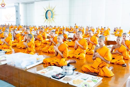 ภาพ No.248498:วันที่ 27 กันยายน พ.ศ. 2568 พิธีถวายเมนูสวรรค์เพื่อการบรรลุธรรม ณ หอฉันคุณยายอาจารย์ฯ วัดพระธรรมกาย