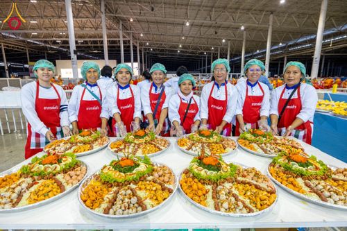 ภาพ No.203170:พิธีถวายภัตตาหารเป็นสังฆทาน แด่พระธรรมยาตรา ณ วัดพระธรรมกาย ตำบลคลองสาม อำเภอคลองหลวง จังหวัดปทุมธานี ในโครงการธรรมยาตรา กตัญญูบูชา มหาปูชนียาจารย์ พระมงคลเทพมุนี(สด จนฺทสโร) พระผู้ปราบมาร อนุสรณ์สถาน 7 แห่ง ปีที่ 13 วันที่ 29 มกราคม พ.ศ. 2568