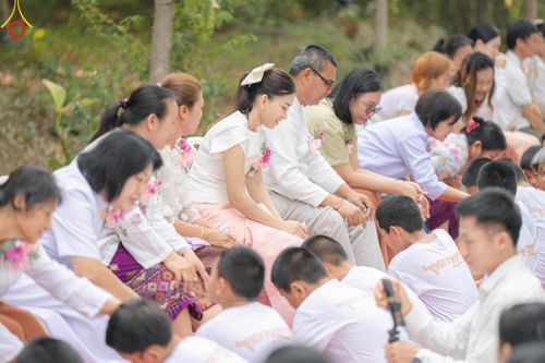 ภาพ No.135024: พิธีบรรพชาสามเณร  พิธีตักบาตรฉลองสามเณรใหม่ วันที่ 1 เมษายน พ.ศ.2567 ในโครงการบรรพชาสามเณรฟื้นฟูพระพุทธศาสนาทั่วไทย ณ ศูนย์ปฏิบัติธรรมแก้วเมืองเลย