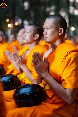 ภาพ No.190196:พิธีตักบาตรพระธรรมยาตรา ณ อนุสรณ์สถานลำดับที่ 1 สถานที่เกิดด้วยรูปกายเนื้อ อนุสรณ์สถานมหาวิหารพระมงคลเทพมุนี (โลตัสแลนด์) อ.สองพี่น้อง จ.สุพรรณบุรี ในโครงการธรรมยาตรา กตัญญูบูชา มหาปูชนียาจารย์ พระมงคลเทพมุนี(สด จนฺทสโร) พระผู้ปราบมาร อนุสรณ์สถาน 7 แห่ง 