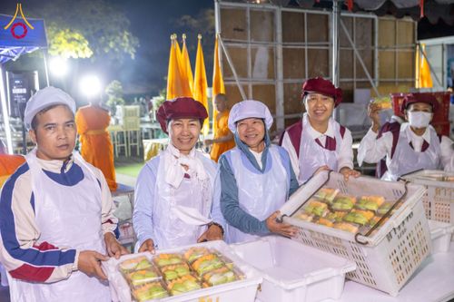 ภาพ No.194877:พิธีถวายภัตตาหารเป็นสังฆทาน แด่พระธรรมยาตรา ณ อนุสรณ์สถานมหาวิหารพระมงคลเทพมุนี (โลตัสแลนด์) อ.สองพี่น้อง จ.สุพรรณบุรี ในโครงการธรรมยาตรา กตัญญูบูชา มหาปูชนียาจารย์ พระมงคลเทพมุนี(สด จนฺทสโร) พระผู้ปราบมาร แห่ง ปีที่ 13 วันที่ 14 มกราคม พ.ศ.2568