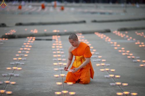 ภาพ No.223936:วันวิสาขบูชา วันอาทิตย์ที่ 11 พฤษภาคม พ.ศ. 2568 พิธีจุดวิสาขประทีป ,  พิธีเวียนประทักษิณรอบพระมหาธรรมกายเจดีย์ , พิธีฉลองชัยสวดมนต์บทธัมมจักกัปปวัตตนสูตร ครบ 7,357,000,000 จบ ณ มหารัตนวิหารคด วัดพระธรรมกาย