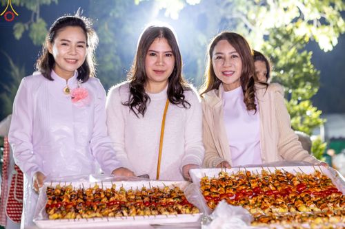 ภาพ No.190446:สาธุชนถวายภัตตาหารเป็นสังฆทาน แด่พระธรรมยาตรา ณ อนุสรณ์สถานมหาวิหารพระมงคลเทพมุนี (โลตัสแลนด์) อ.สองพี่น้อง จ.สุพรรณบุรี ในโครงการธรรมยาตรา กตัญญูบูชา มหาปูชนียาจารย์ พระมงคลเทพมุนี(สด จนฺทสโร) พระผู้ปราบมาร แห่ง ปีที่ 13 วันที่ 7 มกราคม พ.ศ.2568
