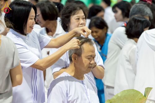 ภาพ No.230693:วันที่ 29 มิถุนายน พ.ศ.2568 พิธีตัดปอยผมและปลงผมนาคธรรมทายาท โครงการบรรพชาอุปสมบทหมู่ รุ่นเข้าพรรษา ณ วิหารคด วัดพระธรรมกาย