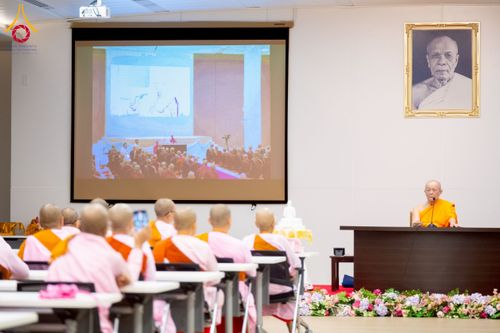 ภาพ No.223093:วันที่ 24 เมษายน พ.ศ. 2568 หลวงพ่อทัตตชีโวต้อนรับคณะเมียนมา อุบาสก อุบาสิกา 180 คน ณ อาคาร 100 ปี คุณยายมหารัตนอุบาสิกาจันทร์ ขนนกยูง วัดพระธรรมกาย