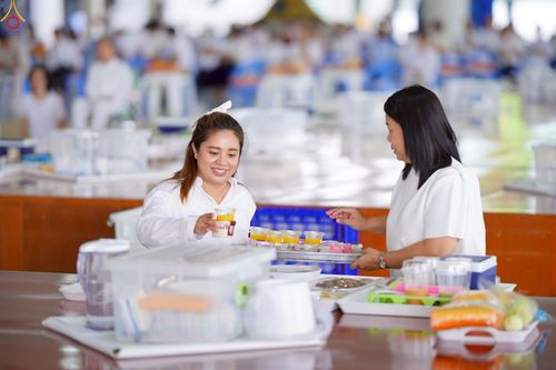 ภาพ No.230395:วันที่ 28 มิถุนายน พ.ศ. 2568 พิธีถวายภัตตาหารเมนูสวรรค์ เพื่อการบรรลุธรรม ณ หอฉันคุณยายอาจารย์ฯ วัดพระธรรมกาย