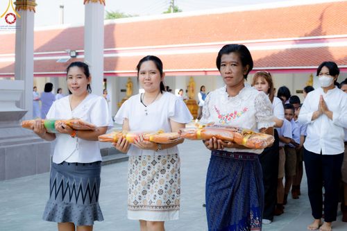 ภาพ No.189547:พิธีทอดผ้าป่าทำนุบำรุงศาสนสถาน ในโครงการธรรมยาตรา กตัญญูบูชา มหาปูชนียาจารย์ พระมงคลเทพมุนี(สด จนฺทสโร) พระผู้ปราบมาร อนุสรณ์สถาน 7 แห่ง ปีที่ 13 ณ วัดสองพี่น้อง ต.ต้นตาล อ.สองพี่น้อง จ.สุพรรณบุรี วันที่ 5 มกราคม พ.ศ. 2568