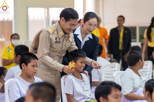 ภาพ No.59095:พิธีปลงผมและแห่นาคธรรมทายาท ในโครงการบรรพชาสามเณร ภาคฤดูร้อน เฉลิมพระเกียรติพระบาทสมเด็จพระเจ้าอยู่หัว เนื่องในโอกาส  พระราชพิธีมหามงคลเฉลิมพระชนมพรรษา 6 รอบ  ปลงผมนาคในวันที่ 21 เมษายน พ.ศ 2567 ณ วัดกลางธนรินทร์ (ธรรมอุทยานบ้านแป้ง)