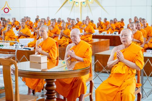 ภาพ No.245090:วันพุธที่ 10 กันยายน พ.ศ. 2568 พิธีถวายภัตตาหารเมนูสวรรค์ เนื่องในวันครบ 25 ปี วันละสังขารคุณยายอาจารย์มหารัตนอุบาสิกาจันทร์ ขนนกยูง ณ หอฉันคุณยายอาจารย์ฯ วัดพระธรรมกาย