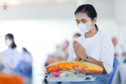 ภาพ No.81070:พิธีบุพเปตพลี ครั้งที่ 135 ร่วมอุทิศบุญแด่หมู่ญาติที่ล่วงลับไปแล้ว และสืบทอดอายุพระพุทธศาสนา วันศุกร์ที่ 19 พฤษภาคม พ.ศ. 2566 (วันพระ แรม 15 ค่ำ เดือน 6) ณ หอฉันคุณยายอาจารย์ วัดพระธรรมกาย