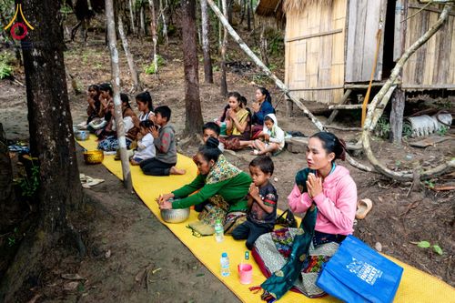 ภาพ No.174424:พิธีตักบาตรพระ,พิธีทอดผ้าป่า พิธีกลั่นแผ่นดินโปรยรัตนชาติ  สร้างพระอุโบสถและเจดีย์ วัดป่าสัมมาทิฏฐิและวัดสิริขันโท แขวงอัตตะปือ สปป. ลาว วันที่ 29 ตุลาคม พ.ศ. 2567