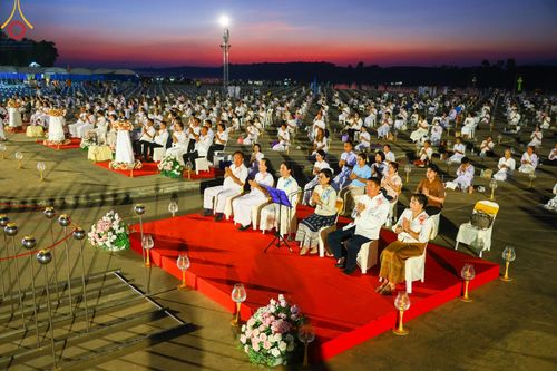 ภาพ No.175921:พิธีจุดประทีปโคมลาน, โคมลอยและลอยกระทง ถวายประทีปเป็นพุทธบูชา สร้างความสว่างไสวให้กับแผ่นดินด้วยแสงธรรม วันที่ 15 พฤศจิกายน พ.ศ. 2567 ณ พุทธอุทยานนานาชาติ อ.โพนพิสัย จ.หนองคาย