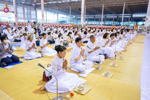 ภาพ No.202658:พิธีถวายภัตตาหารเป็นสังฆทาน แด่พระธรรมยาตรา ณ วัดพระธรรมกาย ตำบลคลองสาม อำเภอคลองหลวง จังหวัดปทุมธานี ในโครงการธรรมยาตรา กตัญญูบูชา มหาปูชนียาจารย์ พระมงคลเทพมุนี(สด จนฺทสโร) พระผู้ปราบมาร อนุสรณ์สถาน 7 แห่ง ปีที่ 13 วันที่ 28 มกราคม พ.ศ. 2568