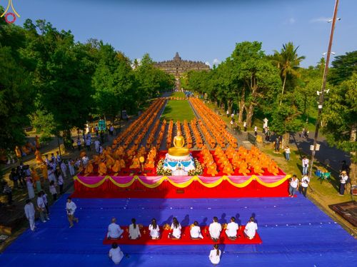 ภาพ No.103278:พิธีตักบาตรพระธรรมทายาท 1,000 รูป ณ มหาเจดีย์บุโรพุทโธ ประเทศอินโดนีเซีย ในวันที่ 20 ธันวาคม พ.ศ. 2566