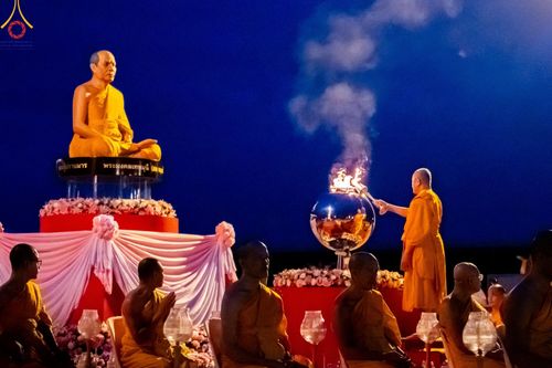 ภาพ No.160557:พิธีจุดประทีป 20,000 ดวง บูชาพระมหาธรรมกายเจดีย์ และบูชาพระมงคลเทพมุนี (สด จนฺทสโร) พระผู้ปราบมาร ณ ลานธรรม พระมหาธรรมกายเจดีย์ วัดพระธรรมกาย จ.ปทุมธานี วันที่ 10 ตุลาคม พ.ศ. 2567