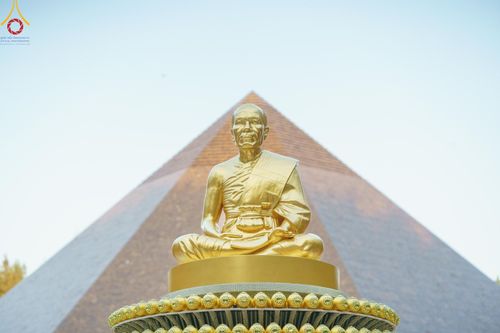 ภาพ No.189173:พระธรรมยาตราปฏิบัติธรรม และถ่ายภาพหมู่ประวัติศาสตร์ ในโครงการธรรมยาตรา กตัญญูบูชา มหาปูชนียาจารย์ พระมงคลเทพมุนี(สด จนฺทสโร) พระผู้ปราบมาร อนุสรณ์สถาน 7 แห่ง ปีที่ 13 วันที่ 4 มกราคม พ.ศ. 2568 ณ อนุสรณ์สถานมหาวิหารพระมงคลเทพมุนี (โลตัสแลนด์) อ.สองพี่น้อง