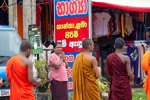 ภาพ No.139388:พิธีตักบาตรรอบเมืองดัมบุลล่า เทศกาลวิสาขบูชาแห่งชาติ ศรีลังกา เมื่อวันที่ 16 พฤษภาคมที่ผ่านมา คณะสงฆ์จากวัดพระธรรมกาย และคณะพระภิกษุสามเณรศรีลังกา ในโครงการสยาม-ลังกา ธรรมยาตรา ฉลองเทศกาลวิสาขบูชาแห่งชาติ ศรีลังกา บูชาธรรม 80 ปีหลวงพ่อธัมมชโย