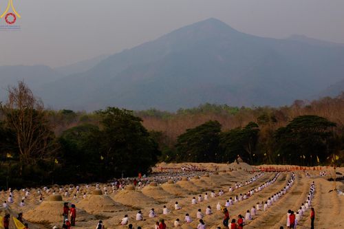 ภาพ No.138614:Photo Story  มหัศจรรย์วัดดงดินแดง Episode 6 พระภิกษุ-สามเณร ในโครงการบรรพชาอุปสมบทหมู่  กว่า 500 รูป และศีลจาริณีกว่า 300 คน ร่วมกันก่อพระเจดีย์ทราย 20,000 องค์ และจุดประทีป  บูชาธรรม 80 ปี หลวงพ่อธมฺมชโย กลางลำน้ำแม่ตื่น