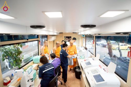 ภาพ No.230321:วันจันทร์ที่ 30 มิถุนายน พ.ศ. 2568 เจ้าอาวาสวัดพระธรรมกาย เยี่ยมอนุโมทนาให้กำลังใจ บุคลากรทางการแพทย์-เจ้าหน้าที่ผู้ปฏิบัติงาน โครงการรถตัดแว่นสายตาเคลื่อนที่สภากาชาดไทย เพื่อเด็กนักเรียนในชนบท พื้นที่จังหวัดปทุมธานี