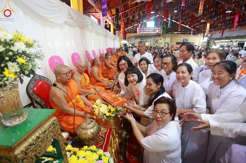 ภาพ No.179432:พิธีทอดกฐิน ณ วัดลานนาบุญ อ.เมือง จ.นนทบุรี ในโครงการกฐินสามัคคีทั่วไทย 30,000 วัด บูชาธรรม 80 ปี หลวงพ่อธัมมชโย โดยคณะศิษยานุศิษย์วัดพระธรรมกาย วันที่ 26 ตุลาคม พ.ศ. 2567