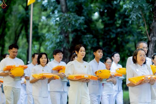 ภาพ No.228833:วันเสาร์ที่ 14 มิถุนายน พ.ศ. 2568 พิธีเวียนประทักษิณ , พิธีขอขมารับผ้าไตร ในโครงการบรรพชาอุปสมบทหมู่ ผู้บริหารรุ่นที่ 15 และ อุดมศึกษา รุ่นที่ 52 ณ โบสถ์พระไตรปิฎก วัดพระธรรมกาย