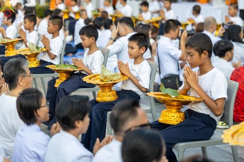 ภาพ No.132874:พิธีตัดปอยผม โครงการหน่อแก้วเปรียญธรรม รุ่นที่ 12 ณ ค่ายจองแชมป์ หมู่กฏิสามเณรเปรียญธรรม วัดพระธรรมกาย วันอาทิตย์ที่ 31 มีนาคม พ.ศ. 2567