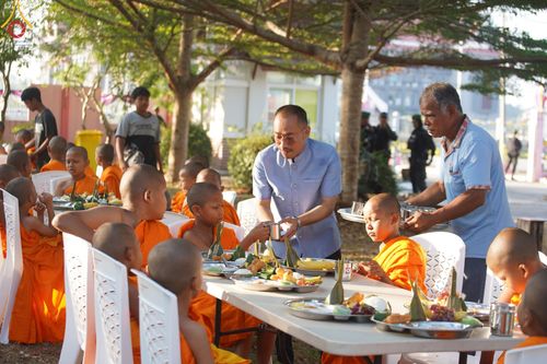 ภาพ No.61044:สามเณรออกบิณฑบาต และกิจกรรมอบรมสามเณร ในโครงการบรรพชาสามเณรฟื้นฟู พระพุทธศาสนาทั่วไทย ณ ศูนย์อบรมที่พักสงฆ์บ้านร่มเย็น จ.นราธิวาส วันที่ 2-15 เมษายน พ.ศ. 2567