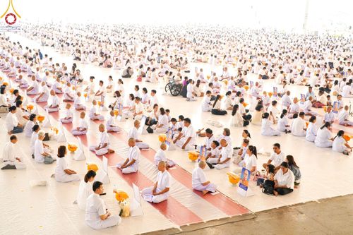 ภาพ No.133881:พิธีขอขมามอบผ้าไตร โครงการบรรพชาสามเณร ศูนย์อบรมวัดพระธรรมกาย ณ วัดพระธรรมกาย วันเสาร์ที่ 6 เมษายน พ.ศ. 2567