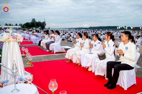 ภาพ No.266077:วันพุธที่ 5 พฤศจิกายน พ.ศ. 2568 (วันพระ ขึ้น 15 ค่ำ เดือน 12) พิธีจุดประทีปโคมลาน, โคมลอย และลอยกระทง ถวายประทีปเป็นพุทธบูชา สร้างความสว่างไสวให้กับแผ่นดินด้วยแสงธรรม ณ พุทธอุทยานนานาชาติ จังหวัดหนองคาย