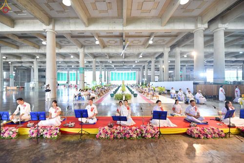 ภาพ No.246583:วันที่ 14 กันยายน พ.ศ. 2568 พิธีตักบาตรฉลองพระใหม่ ในโครงการอุปสมบทหมู่บูชาธรรม ครบรอบ108ปี วันครูผู้ค้นพบวิชชาธรรมกาย ณ วิหารคด วัดพระธรรมกาย