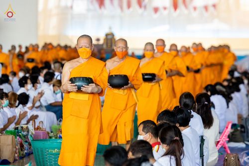 ภาพ No.80801:พิธีตักบาตร , พิธีบูชาข้าวพระในวันอาทิตย์ต้นเดือน วันที่ 7 พฤษภาคม พ.ศ. 2566 ณ วัดพระธรรมกาย