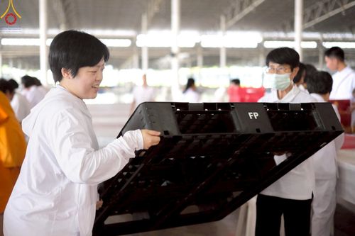 ภาพ No.214308:วันที่ 29 มีนาคม พ.ศ.2568 กิจกรรมใส่ถุงซิปกล่องไทยธรรม เพื่อรักษาความประณีตของกล่องไทยธรรม ในทุกสภาพอากาศ ณ บ้านแก้วเรือนทองคุณยาย วัดพระธรรมกาย