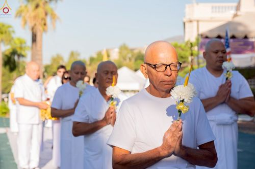 ภาพ No.252211:วันที่ 4-5 ตุลาคม พ.ศ. 2568  วัดพระธรรมกายแคลิฟอร์เนีย ประเทศสหรัฐอเมริกา ได้จัดพิธีตัดปอยผม โดยคณะสงฆ์ ญาติ ๆ และสาธุชน ให้กับนาคธรรมทายาท 8 ท่าน และได้จัดพิธีบรรพชา-อุปสมบท ฉลองพิธีทอดกฐินบรมจักรพรรดิ สร้างอุโบสถ 82 ปี บูชาธรรมหลวงพ่อธัมมชโย