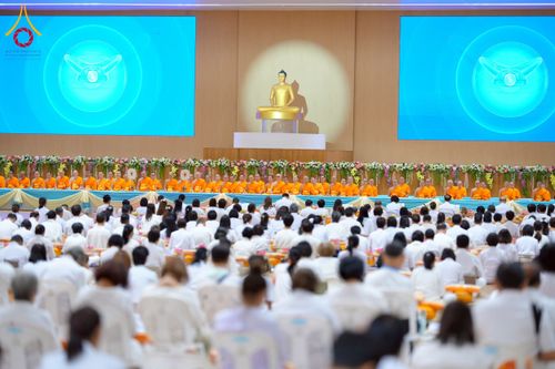 ภาพ No.270577:วันอาทิตย์ที่ 16 พฤศจิกายน พ.ศ. 2568 ถวายกองทุนโครงการอุปสมบทหมู่ 3,000 รูปทั่วไทย  รุ่นบูชาธรรมมหาปูชนียาจารย์ ณ ห้องแก้วสารพัดนึก 2 สภาธรรมกายสากล วัดพระธรรมกาย