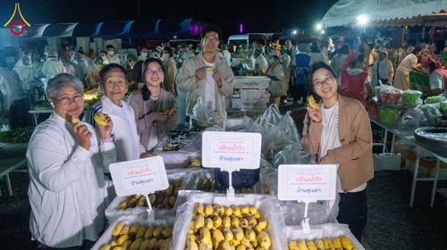 ภาพ No.193569:สาธุชนถวายภัตตาหารเป็นสังฆทาน แด่พระธรรมยาตรา ณ อนุสรณ์สถานคลองบางนางแท่น อ.สามพราน จ.นครปฐม ในโครงการธรรมยาตรา กตัญญูบูชา มหาปูชนียาจารย์ พระมงคลเทพมุนี(สด จนฺทสโร) พระผู้ปราบมาร อนุสรณ์สถาน 7 แห่ง ปีที่ 13 วันที่ 11 มกราคม พ.ศ. 2568