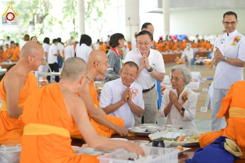 ภาพ No.198036:พิธีถวายภัตตาหารแด่พระภิกษุ สามเณร  บูชาธรรมคุณยายอาจารย์มหารัตนอุบาสิกาจันทร์ ขนนกยูง เนื่องในวาระวันคล้ายวันเกิดครบ 116 ปี วันอาทิตย์ที่ 19 มกราคม พ.ศ. 2568 ณ หอฉันคุณยายอาจารย์ฯ วัดพระธรรมกาย