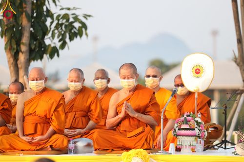 ภาพ No.101740:ตักบาตรพระ 10,000 รูป เติมบุญให้แผ่นดิน เนื่องในโอกาส 192 ปี จังหวัดกาญจนบุรี หนึ่งในโครงการตักบาตรพระ 2,000,000 รูป  77 จังหวัดทุกวัดทั่วไทย วันจันทร์ที่ 11 ธันวาคม พ.ศ. 2566 บริเวณถนนสองแคว (SKY WALK) เมืองกาญจนบุรี