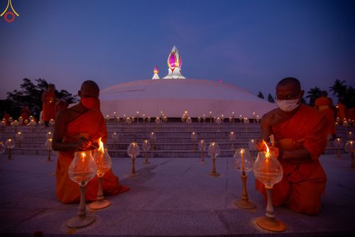 ภาพ No.109788:พิธีจุดประทีปถวายเป็นพุทธบูชา และบูชาธรรมมหาปูชนียาจารย์ วันที่ 10 มกราคม พ.ศ. 2567 ณ อนุสรณ์สถานคลองบางนางแท่น อ.สามพราน จ.นครปฐม