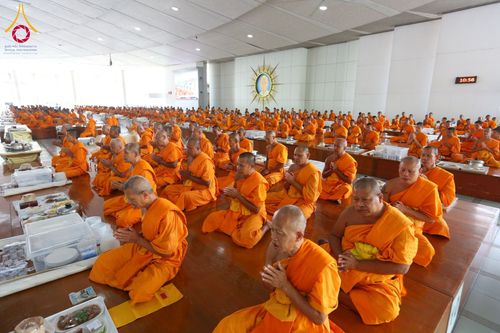 ภาพ No.210588:วันเสาร์ที่ 8 มีนาคม พ.ศ. 2568 พิธีสวดพระพุทธมนต์ และถวายภัตตาหารเมนูสวรรค์แด่พระภิกษุ สามเณร ณ หอฉันคุณยายอาจารย์ฯ วัดพระธรรมกาย