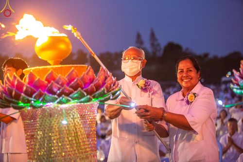 ภาพ No.129580:พิธีจุดประทีป 10,000 ดวง น้อมถวายเป็นพุทธบูชา ณ มหารัตนเจดีย์สิริปทุมสวรรค์ (เจดีย์อริยพุทธะ 5 พระองค์) ศูนย์ปฏิบัติธรรมภาคใต้ อ.บางกล่ำ จ.สงขลา  วันที่ 10 มีนาคม พ.ศ. 2567
