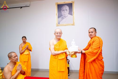 ภาพ No.222949:วันที่ 23 เมษายน พ.ศ. 2568 หลวงพ่อทัตตชีโวต้อนรับคณะสงฆ์ World Pec ณ อาคาร 100 ปี คุณยายมหารัตนอุบาสิกาจันทร์ ขนนกยูง วัดพระธรรมกาย