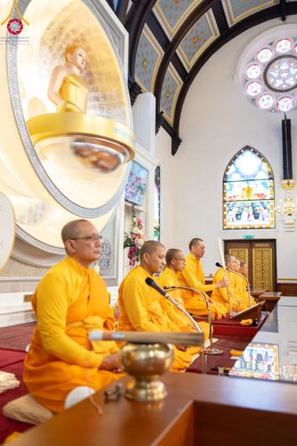 ภาพ No.96401:พิธีทอดกฐินราชันปฐพี ราชินีที่ดิน เพื่อซื้อที่ดินหลังโบสถ์ ฉลองครบรอบ 10 ปีสถาปนาโบสถ์วัดพุทธ วันอาทิตย์ที่ 19 พฤศจิกายน พ.ศ. 2566 ณ วัดพระธรรมกายนิวคาสเซิล ประเทศอังกฤษ