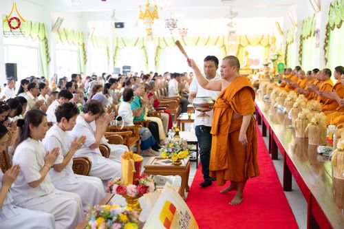 ภาพ No.174399:พิธีทอดกฐิน วัดสาลวัน จ.นครปฐม ในโครงการกฐินสามัคคีทั่วไทย 30,000 วัด บูชาธรรม 80 ปี หลวงพ่อธัมมชโย โดยคณะศิษยานุศิษย์วัดพระธรรมกาย วันที่ 10 พฤศจิกายน พ.ศ. 2567