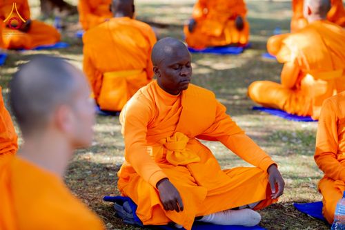 ภาพ No.232973:วันอาทิตย์ 29 มิถุนายน พ.ศ. 2568 กิจกรรมอบรมธรรมทายาทแอฟริกาใต้  ปฏิบัติธรรมสร้างสันติสุขภายใน แสงแห่งพุทธธรรมสู่แผ่นดินแอฟริกาใต้ ณ บริเวณหน้าวัดพระธรรมกายโจฮันเนสเบิร์ก